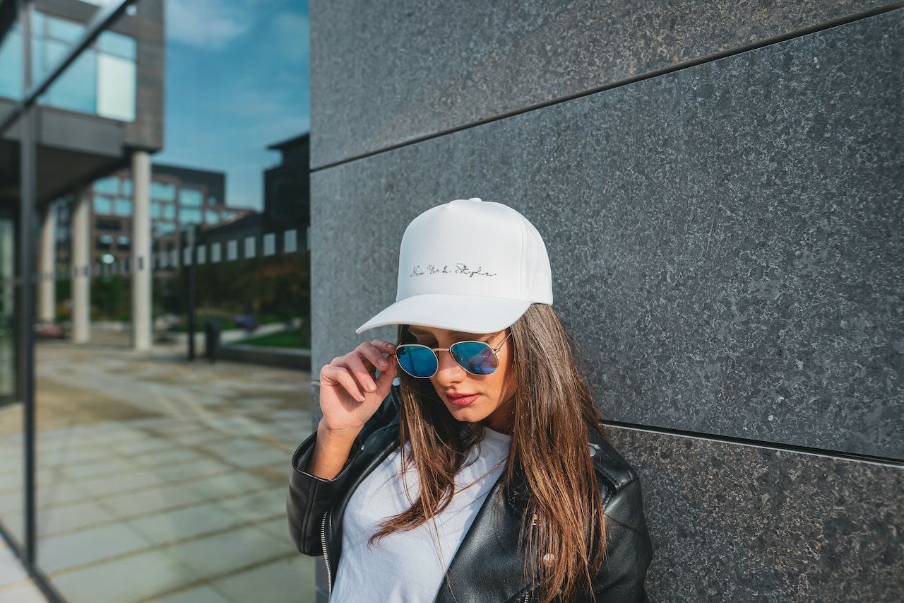 gorra blanca femenina
