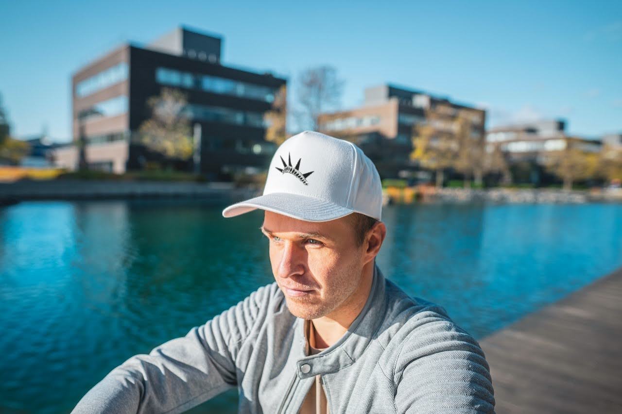gorra blanca masculina